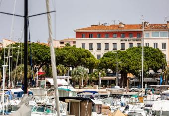 H  tel le Touring allows 18 year olds to book a room