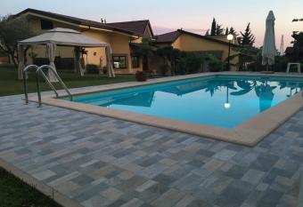 Le Gatte has Balcony rooms