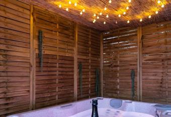 L Emoustillant jacuzzi, unique et hors du temps allows 18 year olds to book a room