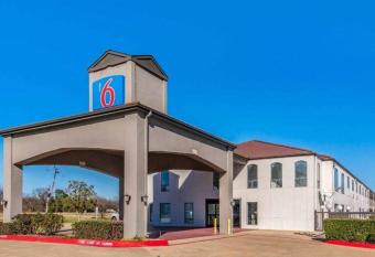 Motel 6 Ennis Tx has Smoking rooms