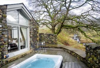 The Cow Shed - with hot tub allows 18 year olds to book a room