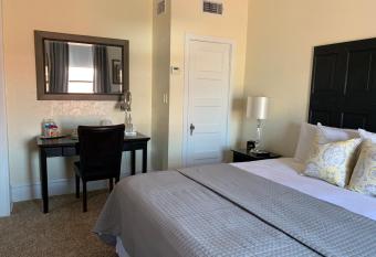 Hotel Garza allows 18 year olds to book a room