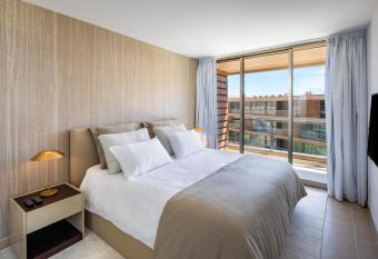 the Quest - Luxury Beach Apartment allows 18 year olds to book a room