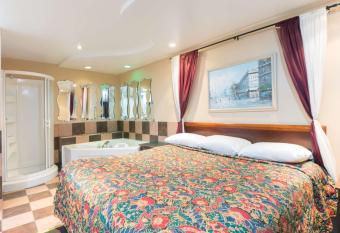 Knights Inn Philadelphia/Trevose has rooms with a private hot tub