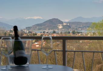 Little House With Lake View allows 18 year olds to book a room