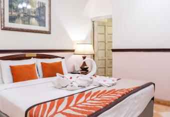 Citrus Chambers Mahabaleshwar has rooms with a private hot tub