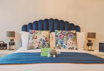 The Royal Kings Arms allows 18 year olds to book a room