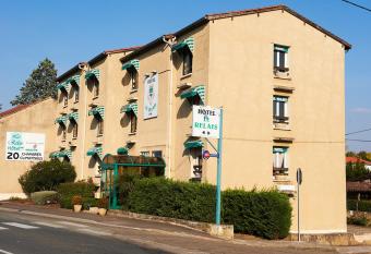 H  tel Le Relais allows 18 year olds to book a room