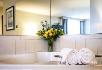 Best Western Plus Dubuque Hotel & Conference Center has rooms with a private hot tub