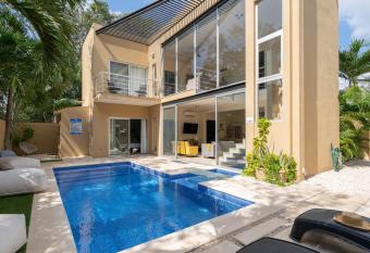 Tulum Private Modern Villa-Pool Beds-AC-Internet-Parking-Grill allows 18 year olds to book a room