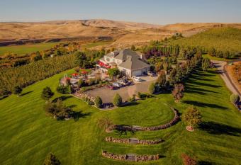 Cameo Heights Mansion and The Vine Fine Dining Restaurant has Balcony rooms