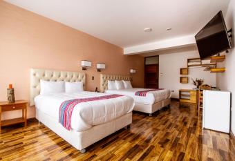 Life Hotel Valle Sagrado has rooms with a private hot tub