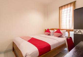 Super OYO 447 Hutasimo Residence allows 18 year olds to book a room