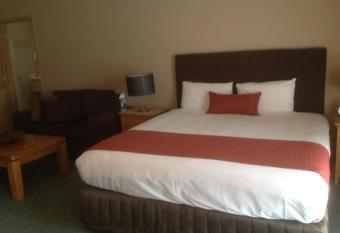 Quality Inn Colonial has rooms with a private hot tub