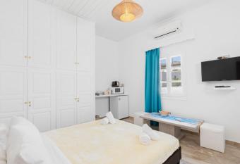 Mykonian Breeze has rooms with a private hot tub