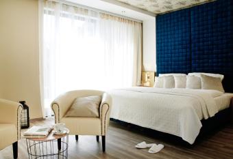 Hotel Athen Kelsterbach Frankfurt Airport allows 18 year olds to book a room