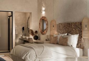 Delfini Beach Hotel & Suites has rooms with a private hot tub