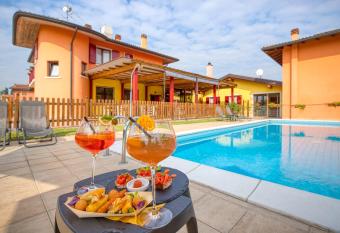 Villa Camporosso has Balcony rooms