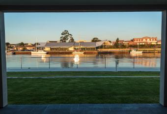 Ulverstone Waterfront Apartments has Balcony rooms