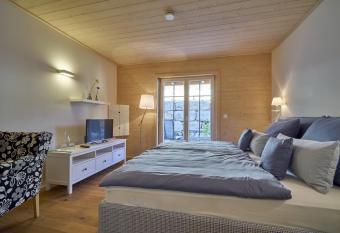 Alb-Appartement Silberdistel allows 18 year olds to book a room