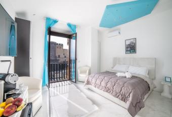 Mayfair Lifestyle Suites by Babylon Stay has rooms with a private hot tub