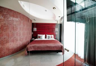 Blue Diamond Hotel Active SPA has rooms with a private hot tub