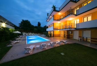 Ferretti Residence Garda Palace allows 18 year olds to book a room