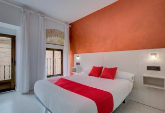 Emperatriz I allows 18 year olds to book a room