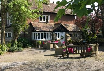 Coombe Lodge Farm House allows 18 year olds to book a room