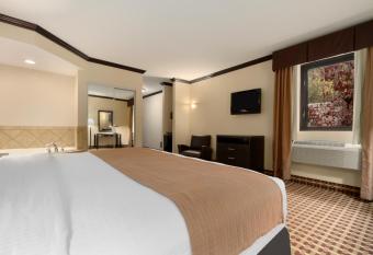 Best Western Asheville -Blue Ridge Parkway has rooms with a private hot tub