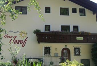 Haus Josef has Balcony rooms