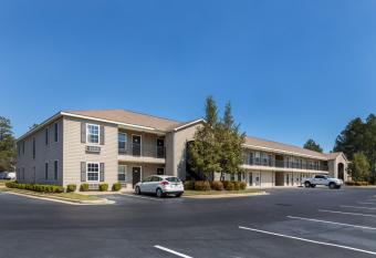 Studio 6 Statesboro, GA has Smoking rooms