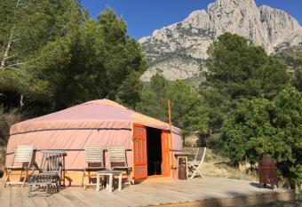 Yurta Naranja allows 18 year olds to book a room
