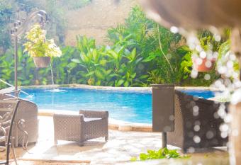 Maison del Embajador allows 18 year olds to book a room