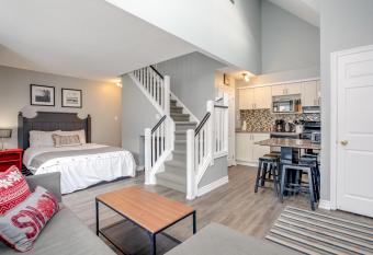 Blue Mountain Studio Loft at North Creek Resort has rooms with a private hot tub