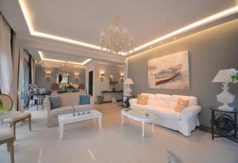 Epavlis boutique apts has Balcony rooms