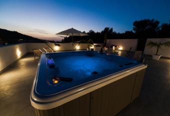 Amaka allows 18 year olds to book a room