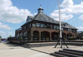 Boathouse Hotel has Balcony rooms