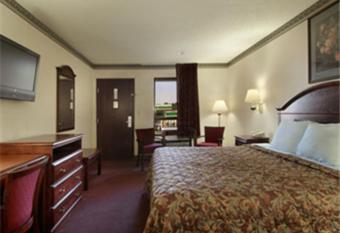 Days Inn by Wyndham Bainbridge has rooms with a private hot tub