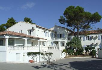 Le Sarac H  tel allows 18 year olds to book a room