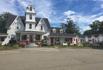 Lakelawn B&B and Motel has Balcony rooms