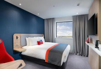 Holiday Inn Express - London Heathrow T4, an IHG Hotel allows 18 year olds to book a room