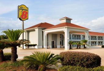 Super 8 by Wyndham Lake Charles Northeast has rooms with a private hot tub
