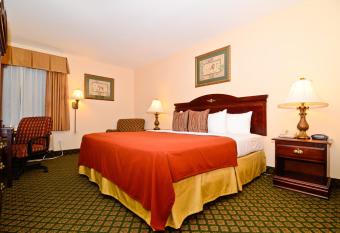 Days Inn & Suites by Wyndham Eunice has rooms with a private hot tub
