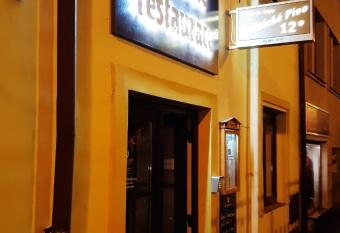 Hotel U kon   allows 18 year olds to book a room