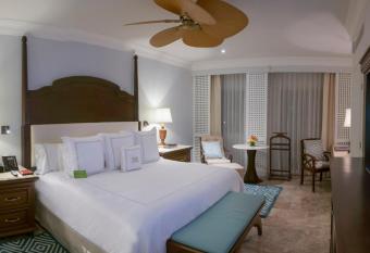 Royal Hideaway Playacar All-Inclusive Adults Only Resort has rooms with a private hot tub