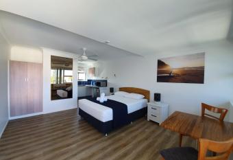 Montego Mermaid Beach Motel allows 18 year olds to book a room