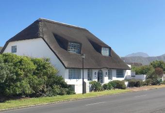 Cliff Cottage Hermanus has Balcony rooms