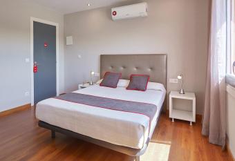 Hostal Mas Ferrer has rooms with a private hot tub