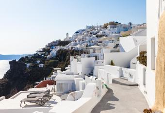 Antrum Cave Villa has rooms with a private hot tub